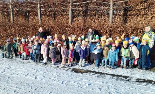 Kleuters uit Teralfene zingen van deur tot deur Driekoningen