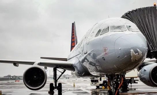 Het ijs- en sneeuwvrij van vliegtuigen kan leiden tot vertragingen