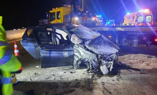 Een van de twee zwaar gehavende voertuigen na een ongeval op de E40 ter hoogte van Ternat