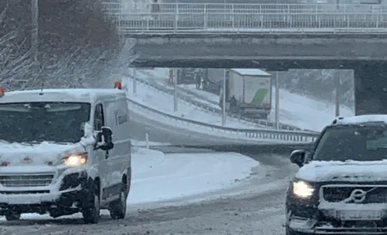 Autoverkeer in de sneeuw