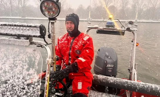 Duikers van brandweerzone Vlaams-Brabant West duiken water in voor oefeningen ondanks de koude
