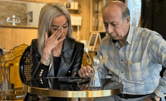 Atousa en haar papa proberen te tevergeefs familie in Iran te bereiken