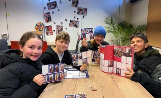 Kinderen krijgen in primeur het carnavalstickersboek in handen
