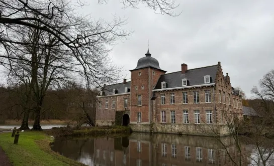 Het dak van waterkasteel NIeuwermolen is hersteld