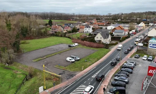 Op dit parkeerterrein langs de Assesteenweg komt het nieuwe restaurant