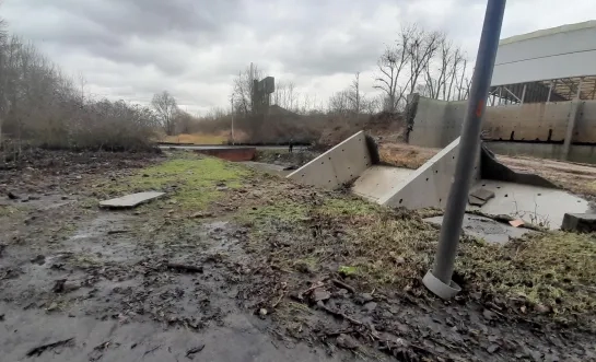 De steunmuur van een waterbuffer is ingestort. 