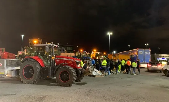De boeren zetten een filterblokkade op aan Brucargo