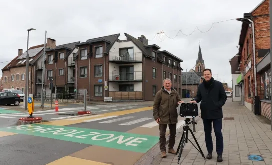 Schepen van Mobiliteit Dirk Blomme en burgemeester Maarten Mast staan naast de nieuwe camera.