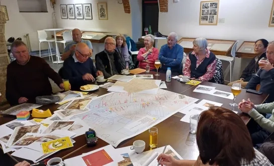 Tijdens het hopcafé komen halen mensen herinneringen op aan het rijke Assese caféleven