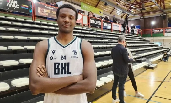 Godwin Tshimanga in een shirt van Brussels Basketball