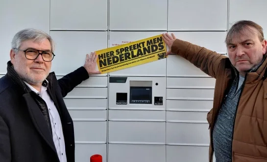 Vlaams Belang hekelt een Franstalige sticker op een pakjesautomaat in Lennik