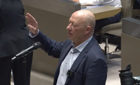 Hans Bonte legt de eed af in het Vlaams Parlement