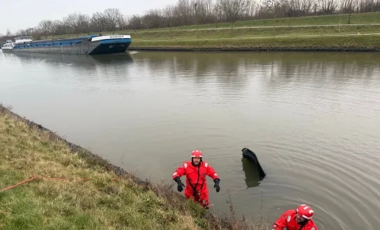 De duikers halen een auto uit het kanaal in Sint-Pieters-Leeuw