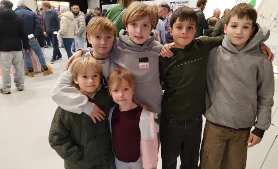 Enkele leerlingen op de scholenmarkt in Grimbergen