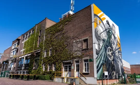 De stalen cyclist, street art op de gevel van Brouwerij Palm