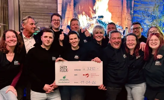 De organisatoren van BarryRock overhandigen de cheque