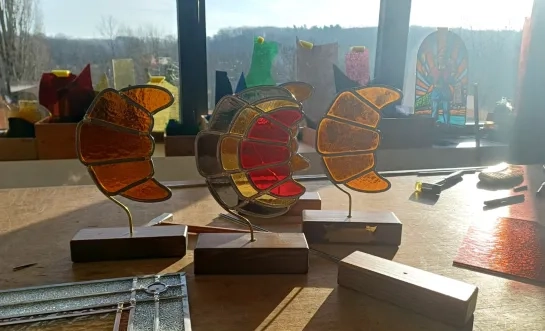 De trofee van de Golden Croissant bestaat uit glas-in-lood