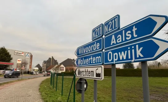 De gewestweg loopt door het centrum van Merchtem