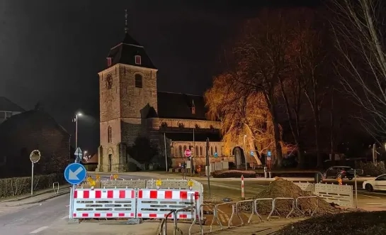 Farys werkt in het dorpscentrum van Hekelgem