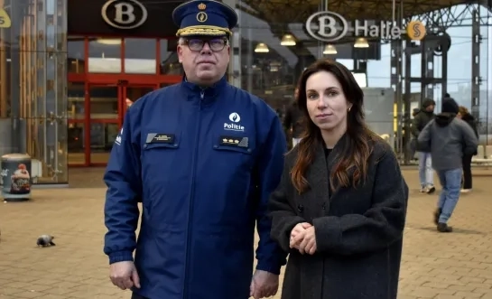 Korpschef Mark Crispel en burgemeester Eva Demesmaeker in het station van Halle