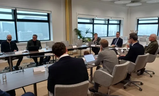 De installatievergadering voor het Balanced Approach-traject, met onder andere Alexander D'Hooghe en minister Jo Brouns aan tafel
