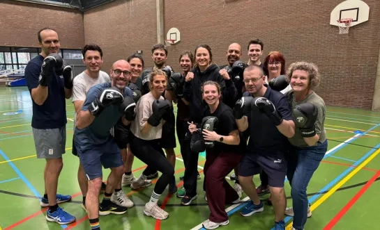 leerkrachten krijgt initiatie boksen tijdens pedagogische studiedag in Heilig-Hart & College