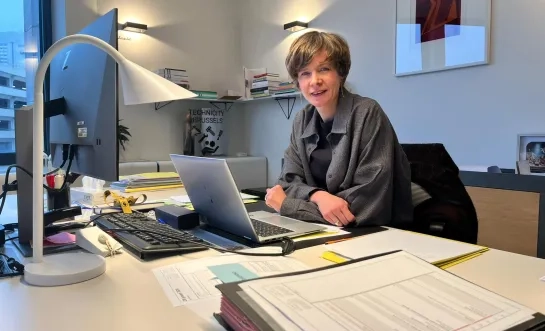 Vlaams minister van Media Cieltje Van Achter aan haar bureau