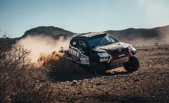 Koen Wauters en Tom De Leeuw in de woestijn