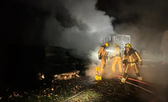 De brandweer blust een voertuigenbrand