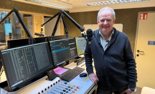 Bernard Bosch van Radio Rand in de nieuwe studio
