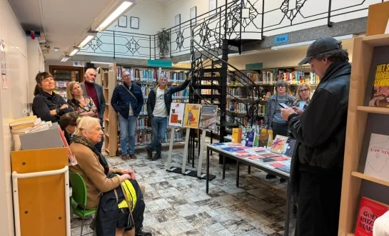 Parkdichter Jurgen Masure leidt de Poëziewandeling door Vilvoorde