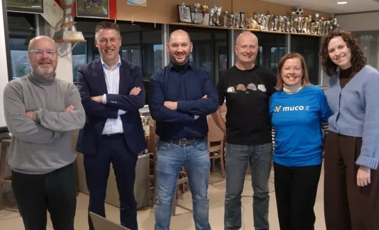 De organisatoren van TRAIL60 gaan op de foto met burgemeester Kris Poelaert