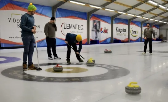 Curlers in actie tijdens de fundraiser