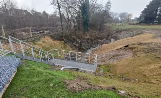 Een betonnen knijpconstructie op de Amelvonnesbeek 