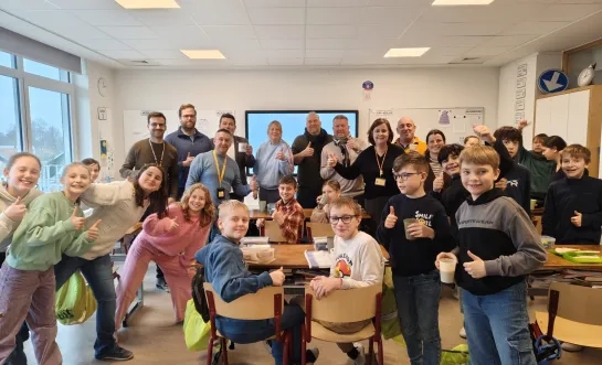 DE Soepbrigade serveert schoolkinderen in Steenokkerzeel witloofsoep