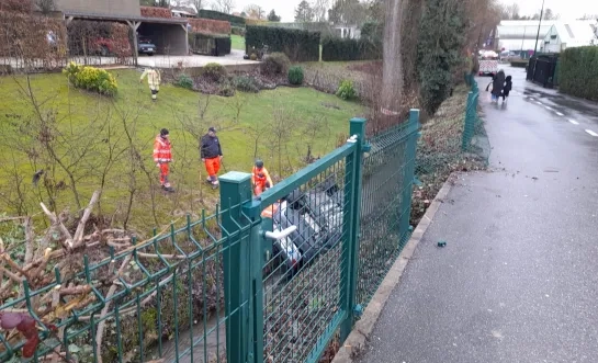 Wagen belandt op dak in Maalbeek