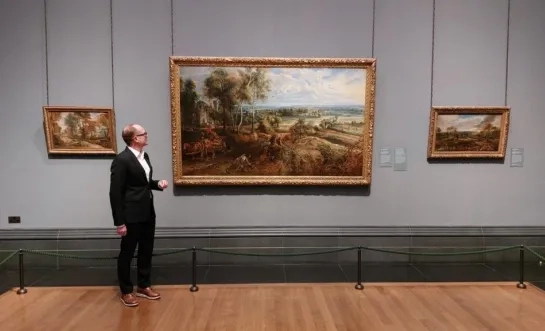 Vlaams erfgoedminister Ben Weyts staat voor een schilderij van Rubens.