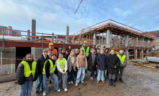 De leerlingen van Don Bosco Sint-Pieters-Leeuw brengen een bezoek aan hun toekomstige klaslokalen.