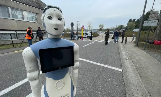 Robots helpen kinderen straat oversteken