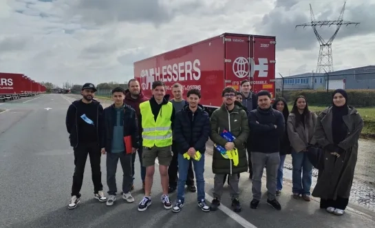 Studenten van de Odisee Hogeschool bij het logistiek bedrijf H.Essers op Cargovil