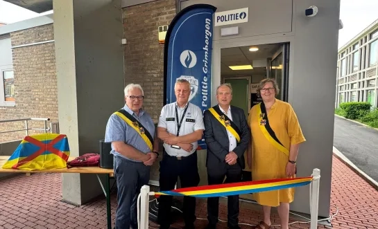Burgemeester Laeremans huldigt samen met schepenen Roosen en Olbrechts en korpschef Braeckmans nieuw politiesteunpunt in Strombeek-Bever in