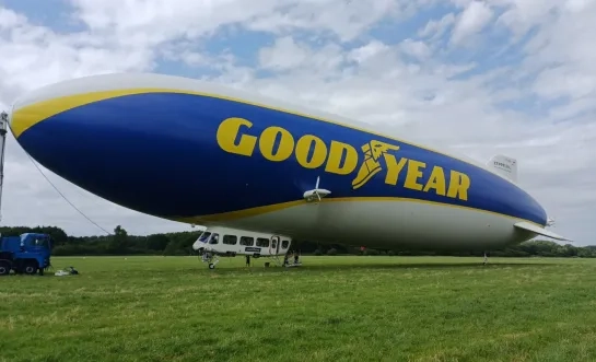 De Goodyear Blimp landt op het Vliegveld in Grimbergen
