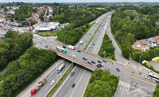 Het op- en afrittencomplex aan de Ninoofsesteenweg in Dilbeek