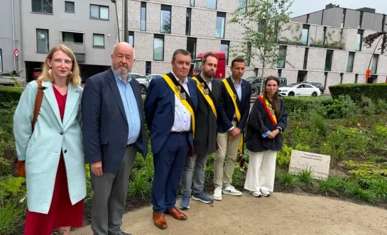 De vernieuwde tuin aan het Centrum Van Koekenbeek wordt ingehuldigd.