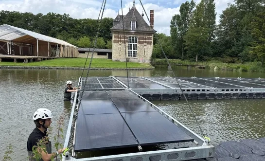Zonnepanelen worden op het water geplaatst voor het groene festival Paradise City