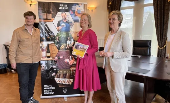 Detailhandelcoach Ruben Van de Voorde, schepen van Economie Sigrid Goethals en gedeputeerde Ann Schevenels