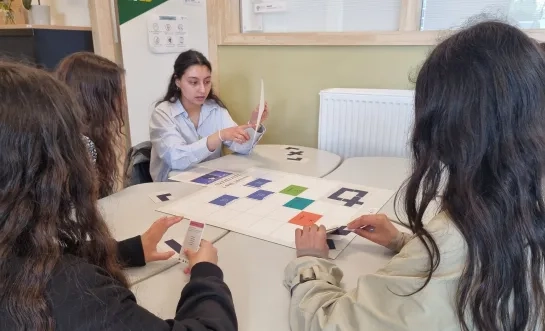 Leerlingen uit de derde graad spelen het Route Europa-spel