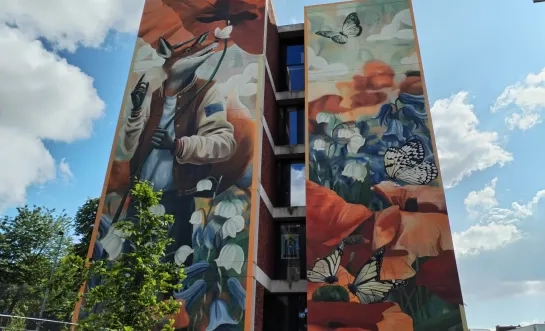 Metershoge mural op de gevel van het Heilig Hart en College Halle