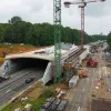Het ecoduct dat beide kanten van het Hallerbos met elkaar moet verbinden, krijgt vorm