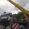 De vrachtwagen belandde om een nog onbekende reden in de middenberm. De bestuurder overleed ter plaatse.